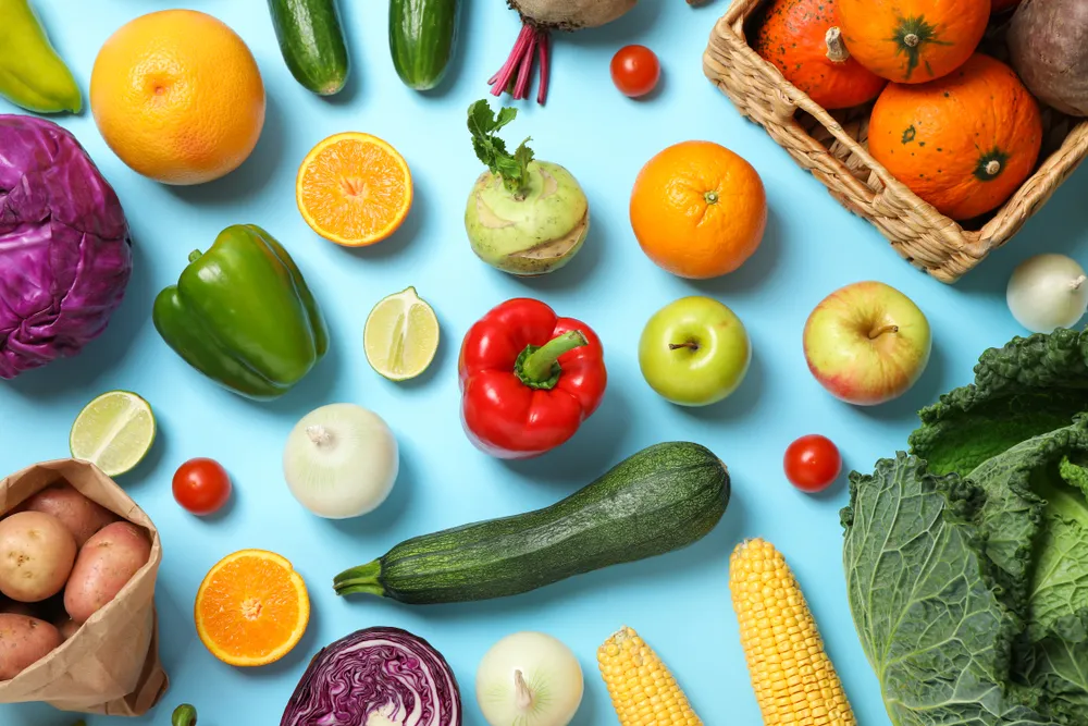 فیبر غذایی یکی از موثرترین اجزای یک رژیم سالم برای سلامت دستگاه گوارش است و نقش بسیار مهمی در پیشگیری و درمان مشکلات مقعدی از جمله بواسیر و شقاق دارد. شقاق مقعدی به‌صورت یک ترک یا زخم باریک در دیواره داخلی مقعد ایجاد می‌شود و معمولاً در اثر عبور مدفوع سفت و خشک یا دفع دشوار به وجود می‌آید. این مشکل می‌تواند با درد شدید، سوزش و حتی خونریزی همراه باشد. فیبر، با خاصیت جذب آب و ایجاد حجم مناسب در مدفوع، باعث نرمی و سهولت عبور آن می‌شود و در نتیجه، از ایجاد فشار اضافی بر بافت مقعد جلوگیری می‌کند.
فیبر غذایی به دو نوع محلول و نامحلول تقسیم می‌شود. فیبر محلول، که در موادی مانند جو دوسر، سیب، مرکبات، تخم شربتی و حبوبات یافت می‌شود، در آب حل شده و به شکل یک ماده ژل‌مانند در دستگاه گوارش عمل می‌کند. این خاصیت باعث می‌شود مدفوع نرم‌تر شده و عبور آن بدون تحریک زخم یا بافت ملتهب انجام شود. فیبر نامحلول، که در غلات سبوس‌دار، سبزیجات برگ‌سبز، کلم بروکلی، کرفس و سبوس گندم وجود دارد، در آب حل نمی‌شود اما حجم مدفوع را افزایش می‌دهد و با تحریک حرکات طبیعی روده، مانع از یبوست می‌گردد.
یکی دیگر از فواید مهم فیبر، حفظ سلامت فلور باکتریایی روده است. فیبرهای خاصی به‌عنوان پری‌بیوتیک عمل کرده و غذای باکتری‌های مفید روده را تأمین می‌کنند. این باکتری‌ها به تولید اسیدهای چرب کوتاه‌زنجیر کمک می‌کنند که اثر ضدالتهابی داشته و روند ترمیم بافت‌های آسیب‌دیده مقعد را تسریع می‌کند.
برای بهره‌مندی کامل از مزایای فیبر، بزرگسالان باید روزانه بین ۲۵ تا ۳۵ گرم فیبر مصرف کنند. این میزان باید از منابع متنوعی مانند میوه‌ها، سبزیجات، حبوبات، غلات کامل و دانه‌های گیاهی تأمین شود. نکته مهم این است که مصرف فیبر باید همراه با نوشیدن آب کافی باشد، زیرا در غیر این صورت، فیبر می‌تواند باعث سفت شدن مدفوع و حتی تشدید یبوست شود.
در نهایت، پیروی از یک رژیم پرفیبر نه‌تنها علائم بواسیر و شقاق را کاهش می‌دهد، بلکه با پیشگیری از یبوست و کاهش فشار به بافت‌های حساس مقعد، احتمال بازگشت این مشکلات را به حداقل می‌رساند.
نوشیدنی‌ها و مایعات مفید برای بواسیر
مصرف مایعات کافی برای بیماران مبتلا به بواسیر اهمیت ویژه‌ای دارد. کمبود آب در بدن یکی از عوامل اصلی بروز یبوست است و یبوست می‌تواند فشار زیادی به عروق مقعد وارد کرده و علائم بواسیر را تشدید کند. در ادامه، انواع نوشیدنی‌ها و مایعات مفید برای این بیماری را بررسی می‌کنیم.
۱. آب، ساده‌ترین و موثرترین نوشیدنی
نوشیدن حداقل ۸ لیوان آب در طول روز به حفظ رطوبت مدفوع، بهبود عملکرد روده و پیشگیری از یبوست کمک می‌کند. این عادت ساده، پایه اصلی هر برنامه درمانی برای بواسیر است.
۲. آبمیوه‌های طبیعی و رقیق‌شده
آبمیوه‌های بدون شکر افزوده مانند آب سیب، آب گلابی و آب آلو، علاوه بر تامین آب بدن، حاوی فیبر محلول و ویتامین‌های مفید هستند که حرکات روده را تسهیل می‌کنند.
۳. دمنوش‌های گیاهی ضدالتهاب
دمنوش بابونه، بیدمشک، نعناع، چای سبز ملایم و دمنوش تخم شربتی از جمله نوشیدنی‌هایی هستند که خاصیت ضدالتهابی و آرام‌بخش داشته و به کاهش درد و تورم کمک می‌کنند.
۴. آب سبزیجات تازه
آب هویج، آب کرفس یا ترکیب سبزیجات برگ‌سبز با هویج و کرفس، علاوه بر هیدراته کردن بدن، سرشار از فیبر و آنتی‌اکسیدان هستند که در ترمیم بافت و کاهش التهاب مؤثرند.
۵. نوشیدنی‌هایی که باید محدود شوند
قهوه، نوشابه‌های انرژی‌زا، نوشیدنی‌های الکلی و آبمیوه‌های صنعتی پرشکر، می‌توانند باعث کم‌آبی بدن یا تحریک بافت‌های ملتهب شوند و بهتر است مصرف آن‌ها محدود یا حذف شود.
با گنجاندن این نوشیدنی‌ها در برنامه روزانه و پرهیز از گزینه‌های مضر، می‌توان روند بهبود بواسیر را سرعت بخشید و از بازگشت بیماری جلوگیری کرد.
بواسیر و خوراکی‌های سرشار از مواد معدنی
